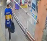 Insólito video de un robo de un kiosco: el delincuente entró por una reja mientras dormía el empleado