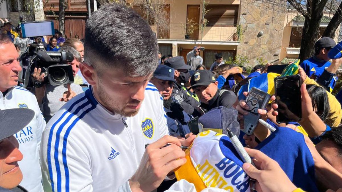 Agustín Rossi firmó autógrafos en la puerta del hotel donde se aloja Boca en Salta.