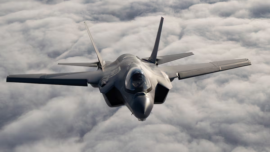 Aterriza en el país el avión de guerra más poderoso del mundo: es el orgullo nacional la máquina que domina el campo de batalla