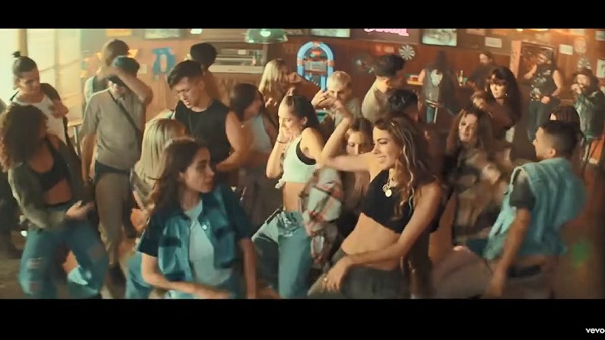 Tini Stoessel y Mar&iacute;a Becerra en el video&nbsp; Mi&eacute;nteme, tema que habr&iacute;a censurado en M&eacute;xico.