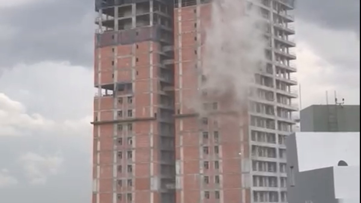 a crane fell from the roof of a building in Corrientes due to strong winds