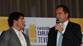 Carlos Tevez presentó su fundación acompañado de Daniel Scioli