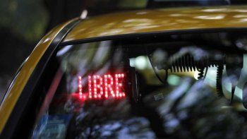 Un taxista llevó a la comisaría a un pasajero que no quiso pagar