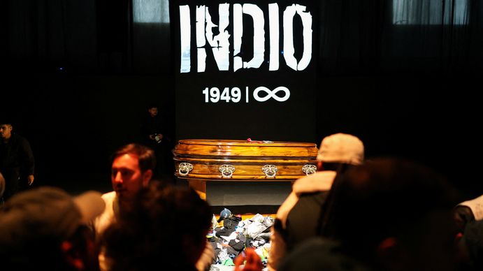 Último adiós al Indio Solari: miles de fanáticos copan Avellaneda para despedir a su ídolo