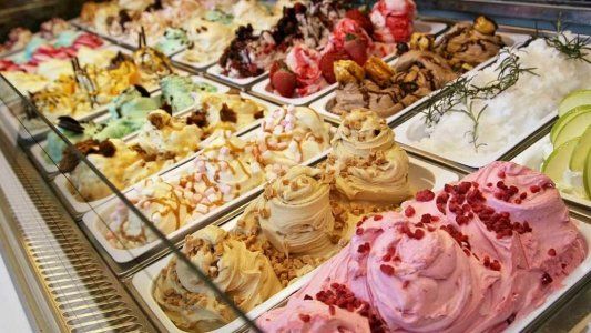 Mendoza: una mujer se sacó el vestido para usarlo como barbijo en una heladería