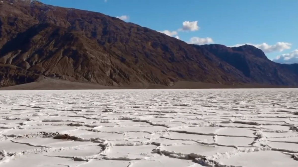 El calor extremo sobre una superficie alcalina evapora rápidamente la poca aqua de lluvia que cae. (Foto: Captura de TV)