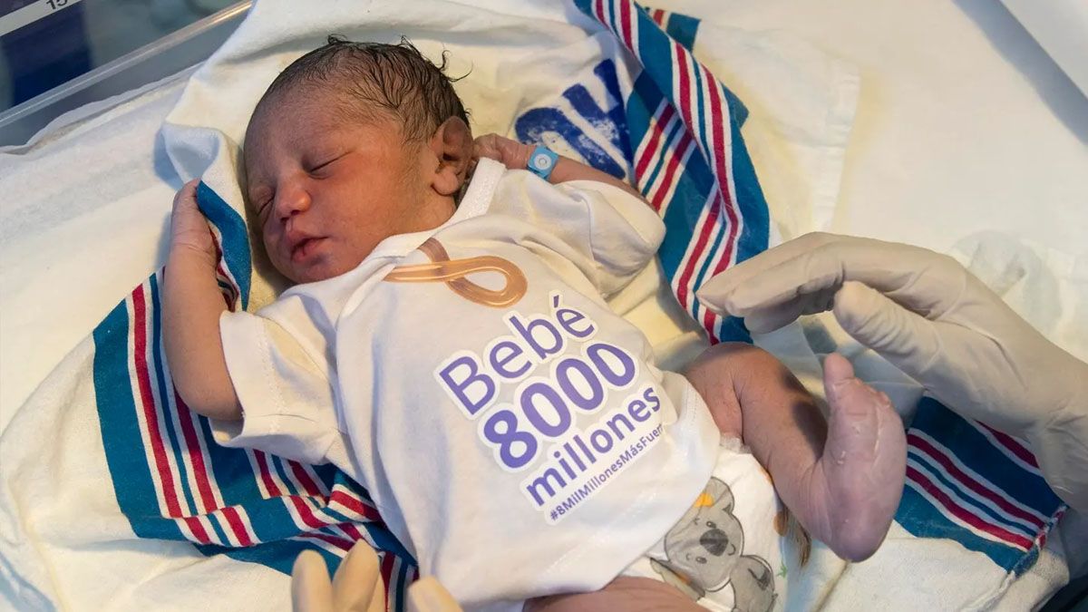 Damián, recién nacido y ya con la ropita que lo transformó en un símbolo de esperanza: el bebé 8.000 millones. (Foto: Gentileza El Nuevo Diario de Santo Domingo)
