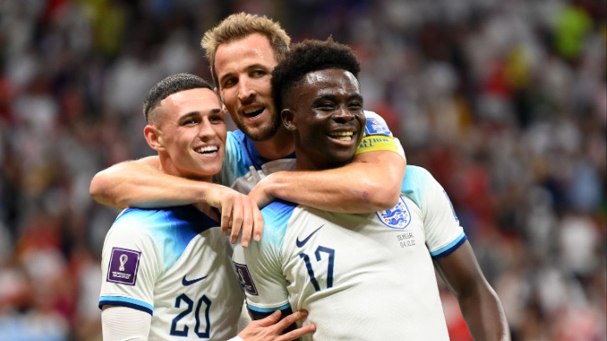 Tres ingleses festejan el triunfo de Inglaterra 3 a 0 sobre Senegal.