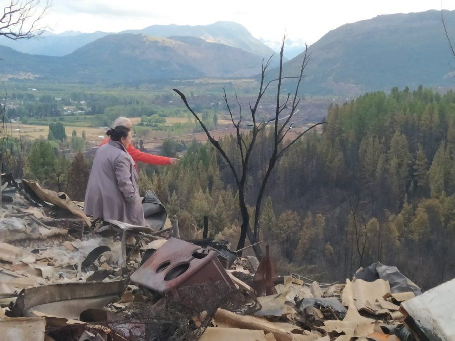 Tato y  en su chacra de Las Golondrinas, donde criaron juntos a sus hijos y plantaron sus frutales. Foto (Gentileza flia Álvarez)  