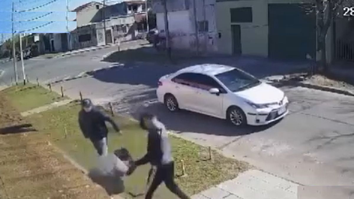 Las imágenes muestran cómo la víctima pide por su vida. Foto: captura de Tv.&nbsp;