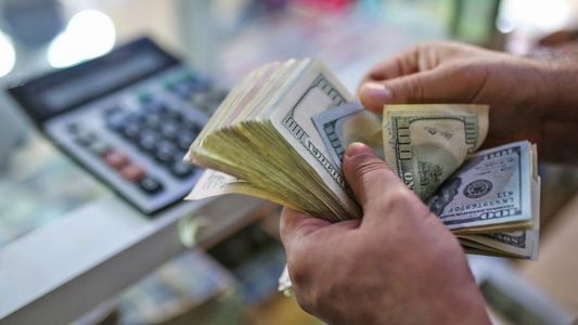 La brecha entre el dólar blue y el oficial tocó un nuevo mínimo y es la más baja desde la salida del cepo