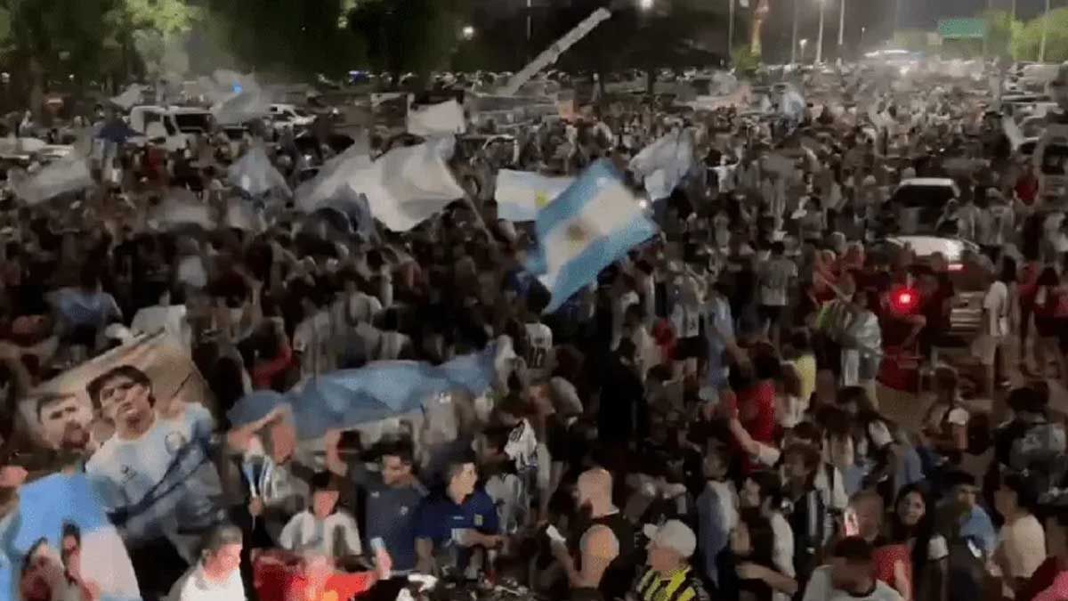 Una multitud espera a la Selección Argentina en Ezeiza.