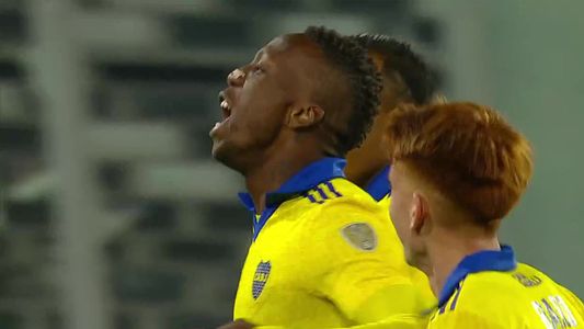 Con goles de Advíncula y Villa, Boca le ganó 2-0 a Colo Colo