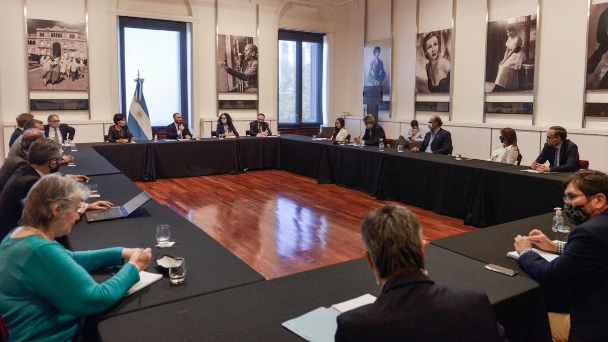 El Gobierno avanza con la ley de promoción agroindustrial y arma mesa para discutir retenciones