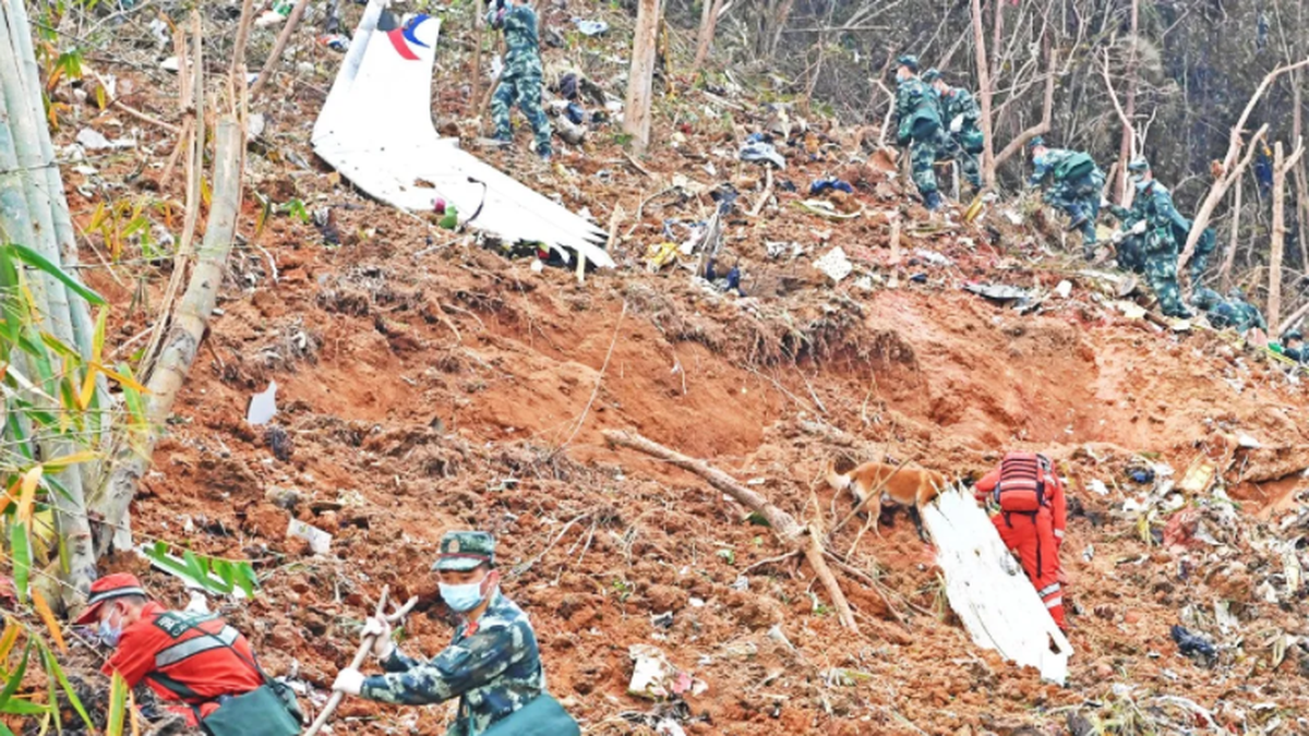 Las condiciones meteorológicas también afectaron a las labores de rescate (Foto:AP)