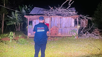 El dramático episodio ocurrió mientras la bebé permanecía con su madre de 18 años dentro del domicilio.