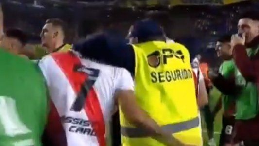 Despidieron al empleado de seguridad que abrazó a los jugadores de River tras la clasificación
