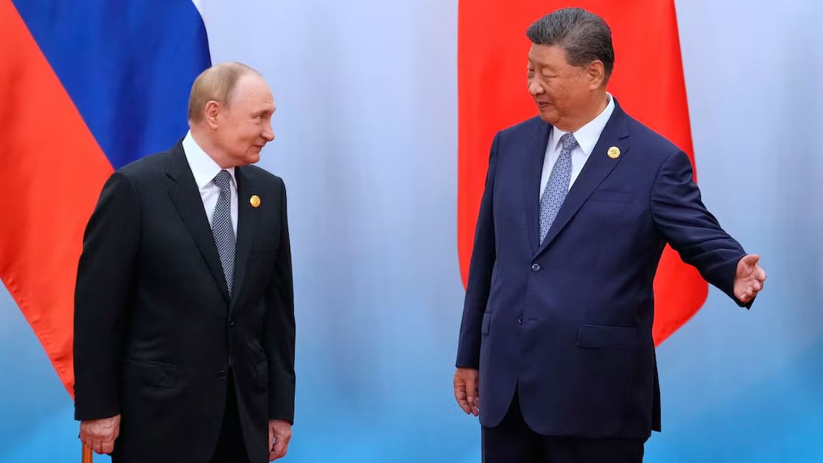 En la nueva cumbre entre Xi Jinping y Putin, el líder chino parece indicarle el camino al ruso. (Foto: A24.com)