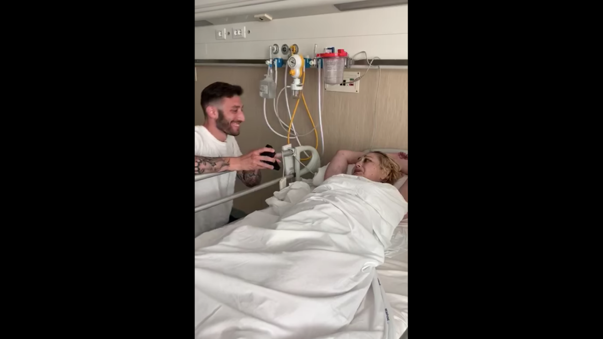 Le pidió matrimonio a su novia con cáncer, ella murió dos días después en el hospital