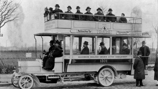 Mercedes-Benz celebra los 125 años del bus