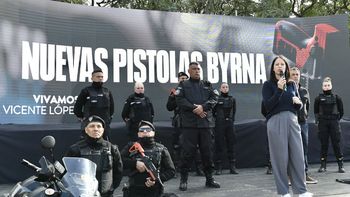 Implementan armas Byrna con dos tipos de munición no letal para la patrulla urbana en un municipio