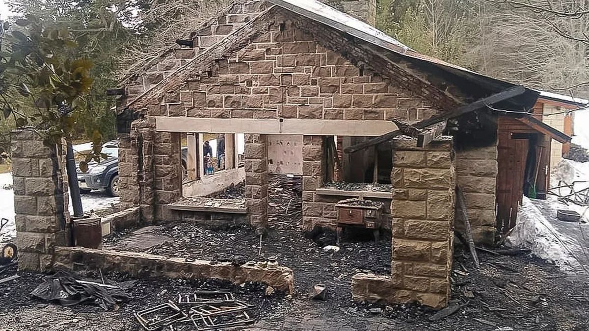 Mapuches incendiaron un puesto de Gendarmería en Villa Mascardi (Foto: Luis Dates).
