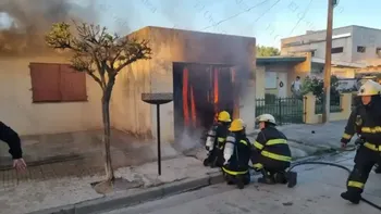 Un hombre fue rescatado por 5 jóvenes tras quedar atrapado en un violento incendio