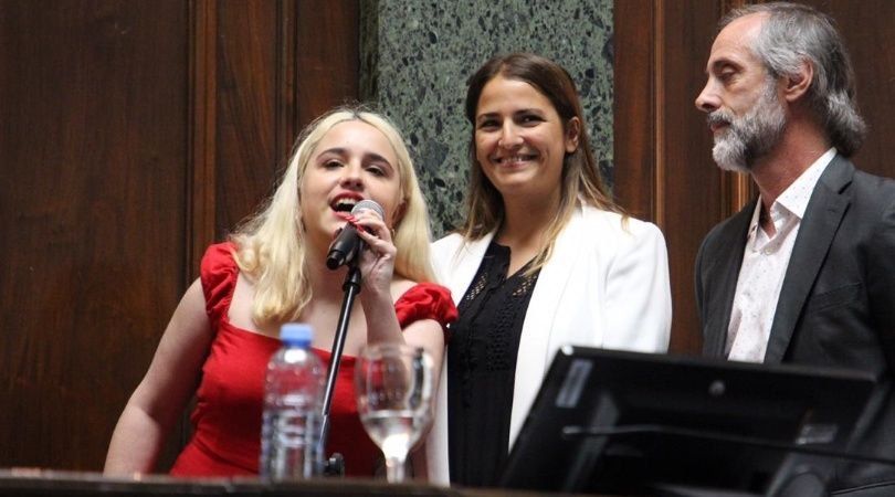 Pañuelos verdes, emoción y cánticos coparon la jura de los nuevos legisladores porteños