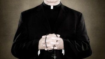 Un cura mandó por error una foto porno al grupo de padres de WhatsApp de catequesis