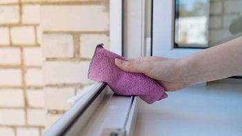El truco de poner bicarbonato en las ventanas de casa: por qué lo recomiendan y para qué sirve