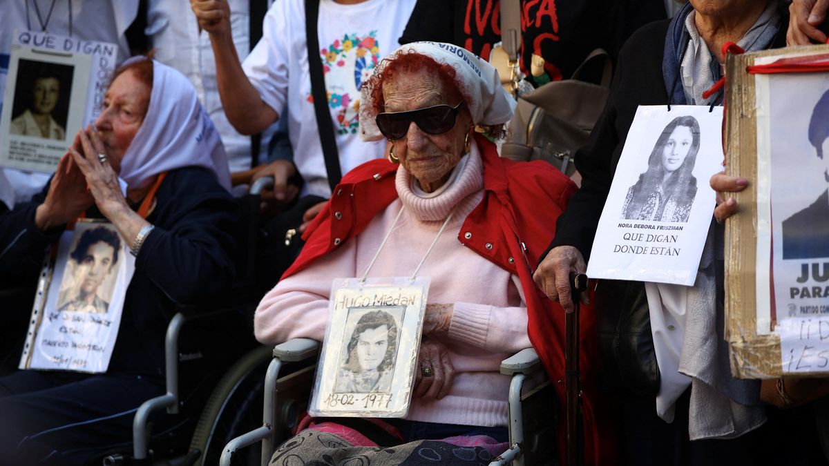 Las Madres y Abuelas de Plaza de Mayo encabezaron, una vez m&aacute;s, el acto por el Golpe de Estado de 1976. (Foto: Reuters/Agust&iacute;n Marcarian).