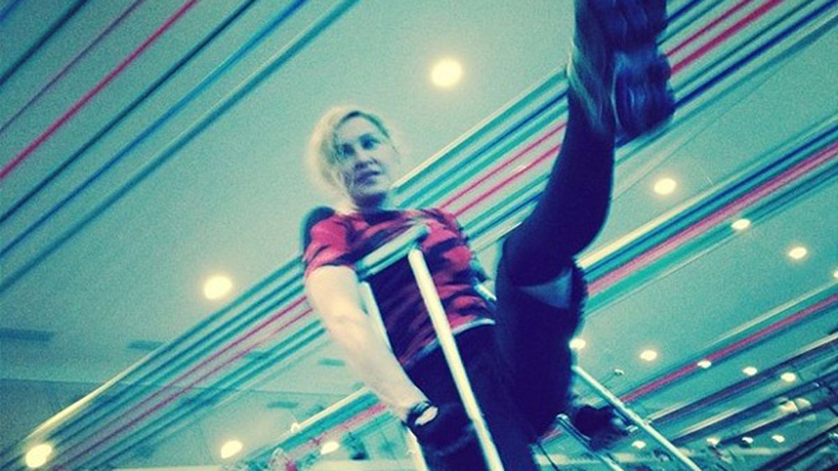 “Despertar nuevos neurotransmisores siempre divierte”, escribió la cantante en Facebook junto a una foto en la que se la puede ver en un gimnasio, apoyada en muletas y levantando la pierna.