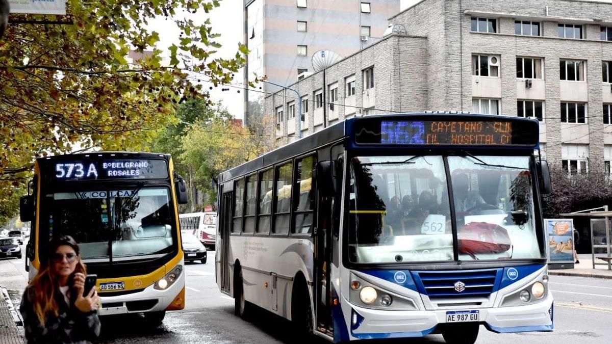 El Gobierno se reúne con la UTA en un intento por frenar el paro colectivos del próximo martes. (Foto: archivo)