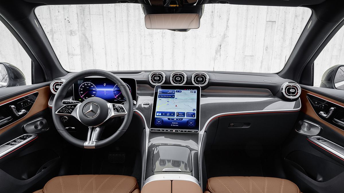 En el nuevo Mercedes-Benz GLC el habitáculo es más digital e inteligente que nunca gracias a la integración de la generación más reciente del sistema de información y entretenimiento con dos visualizadores de formato grande de serie y un equipo de navegación a pantalla completa. Entretenimiento. MBUX integra plenamente los servicios de los mayores proveedores de música en streaming