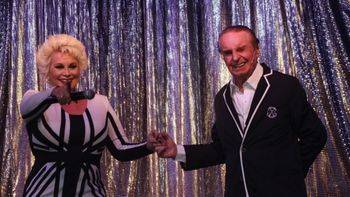 Van a ser aproximadamente 22 personas arriba del escenario