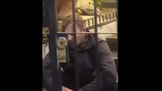 Aprovechó que el dueño había muerto y entró a robar: el ladrón era policía y quedó filmado