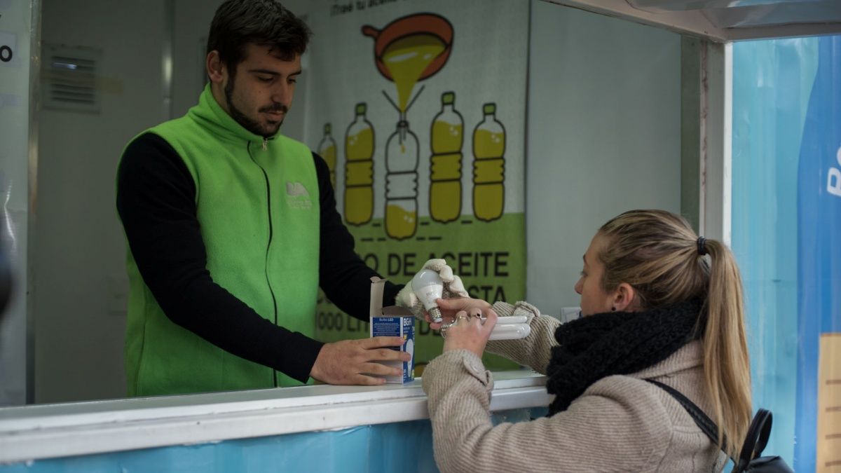 Una ciudadana intercambia sus lámparas por focos LED, como parte del programa Pasate a LED (Fuente: Gobierno de la Ciudad de Buenos Aires)