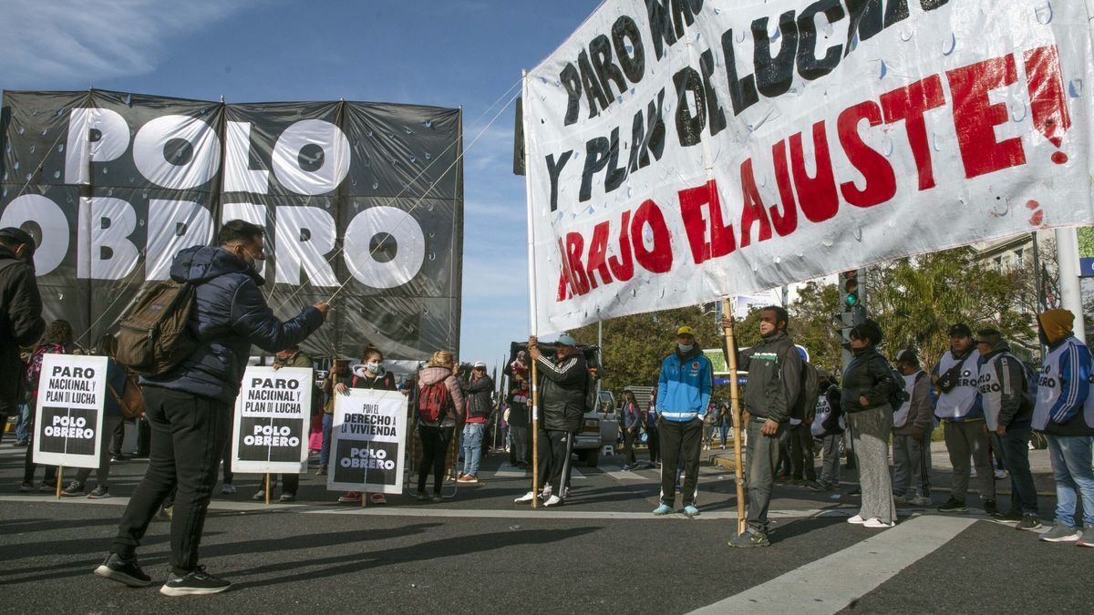 Agrupaciones oficialistas y opositoras marchan contra el recorte de planes (Foto: Twitter Unidad Piquetera)