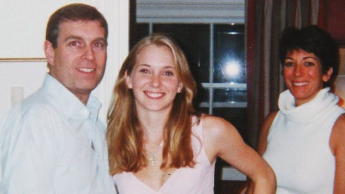Virginia Giuffre - denunciante - con el príncipe Andrés de Gran Bretaña. Mas atrás, Ghislaine Maxwell, pareja y cómplice de Jeffrey Epstein. (Foto: Gentileza El mundo ) Virginia Giuffre - denunciante - con el príncipe Andrés de Gran Bretaña. Mas atrás, Ghislaine Maxwell, pareja y cómplice de Jeffrey Epstein. (Foto: Gentileza El mundo )