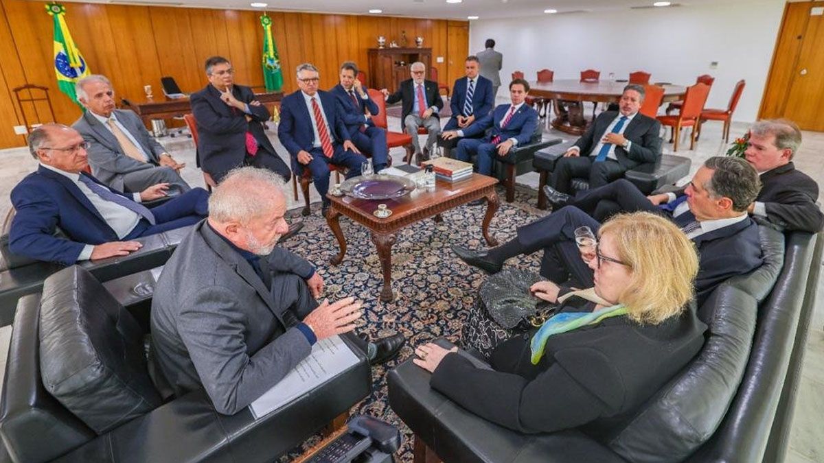 Todos los presidentes de los tres poderes de la nación brasileña, el Ejecutivo, el Legislativo y el Judicial, reunidos en el palacio presidencial del Planalto para elaborar el documento a favor de la democracia y condenando el intento golpista (Foto: cuenta de Twitter de Lula)