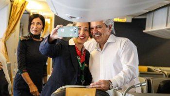 En medio de selfies, Alberto partió en un vuelo de línea rumbo a Israel para su primer viaje oficial