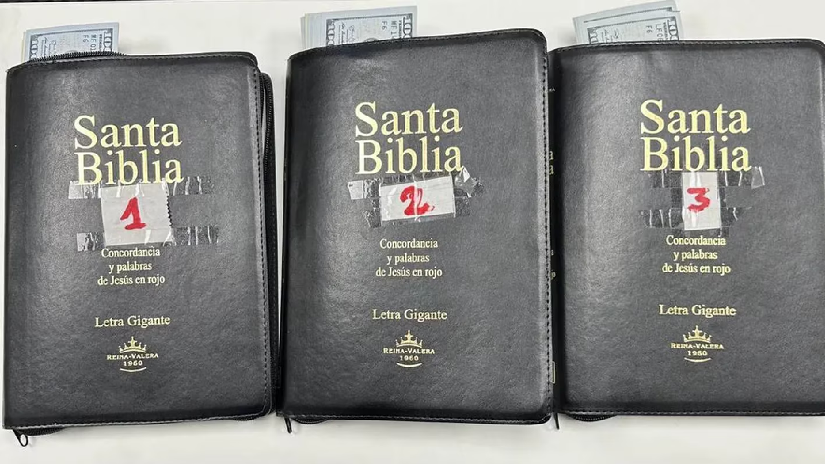 Las biblias que llevaban los dólares escondidos. (Foto: Aduana)