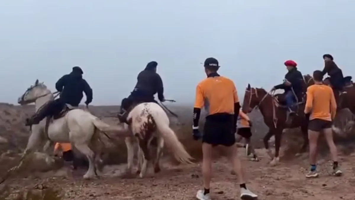 Video: jinetes atacaron con piedras a corredores durante una competencia y todo quedó grabado