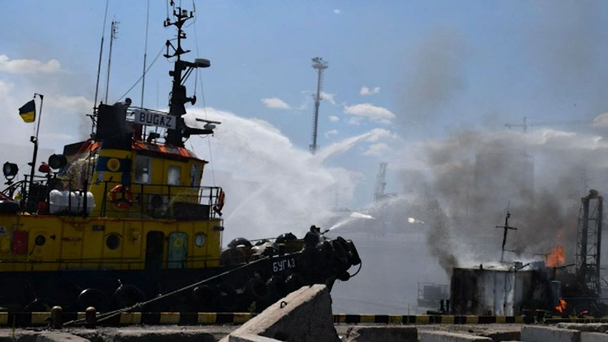 Horas después del acuerdo de granos, rusia atacó la ciudad y puerto de Odesa (Foto: AP)