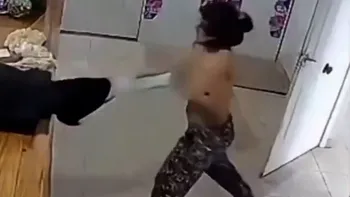 Insólito intento de robo: forcejeó con la comerciante, quedó semidesnuda y volvió para exigir que borraran el video