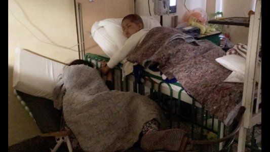 Conmovedor: mamá e hijo dormidos y tomaditos de la mano en la sala oncológica del Hospital de Niños