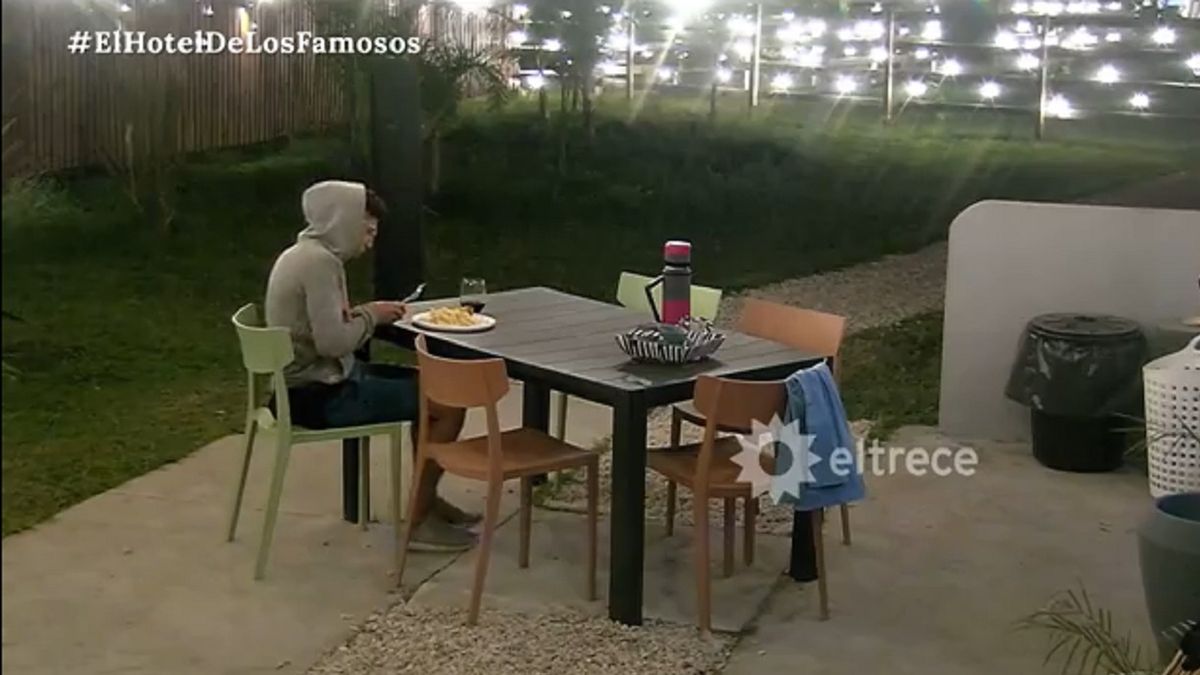 Rodrigo Noya sigue enojado y comió solo en El hotel de los famosos