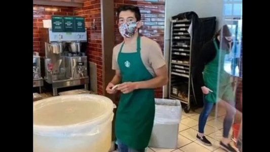 Un empleado de Starbucks se negó a atender a una clienta por no tener barbijo, se ganó una enorme propina en dólares