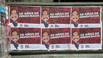 En medio del debate entre Macri y la UCR, Angelici lanzó sugestivos afiches por el aniversario de la democracia