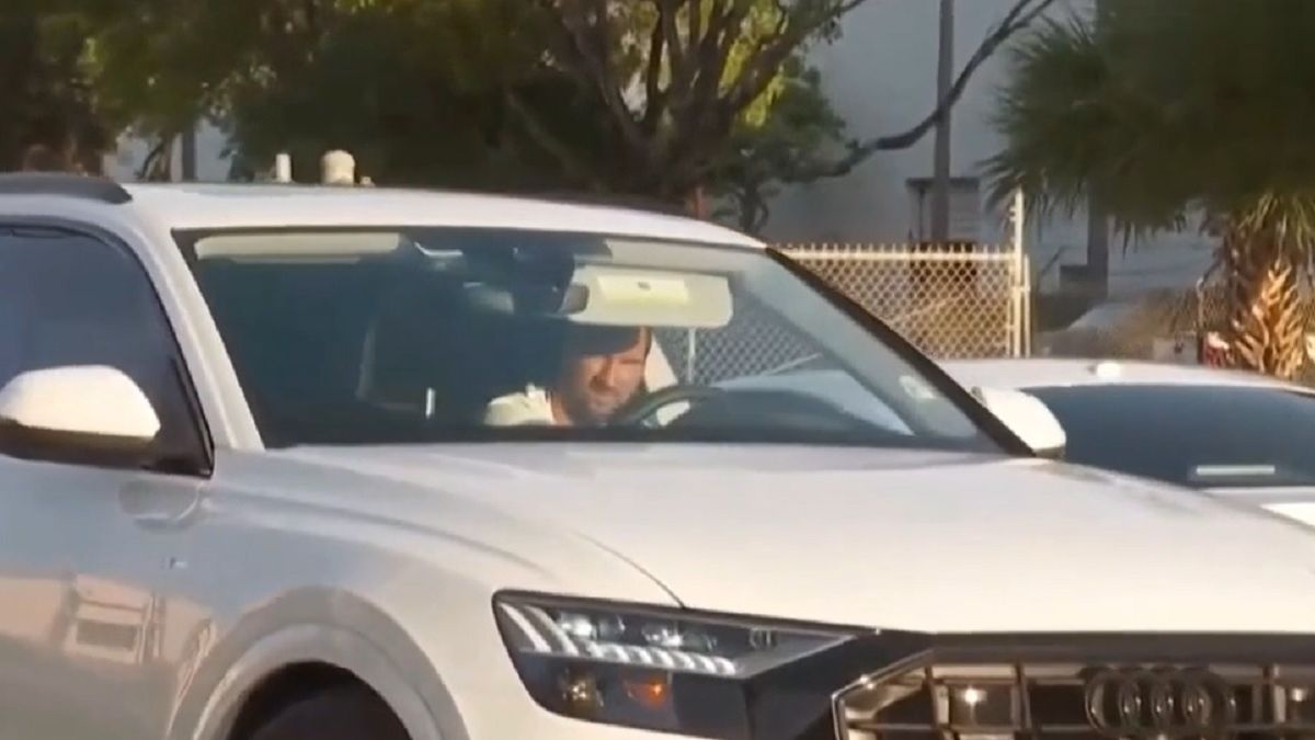 Assí llegaba Messi a su entrenamiento. Foto: captura de video.&nbsp;